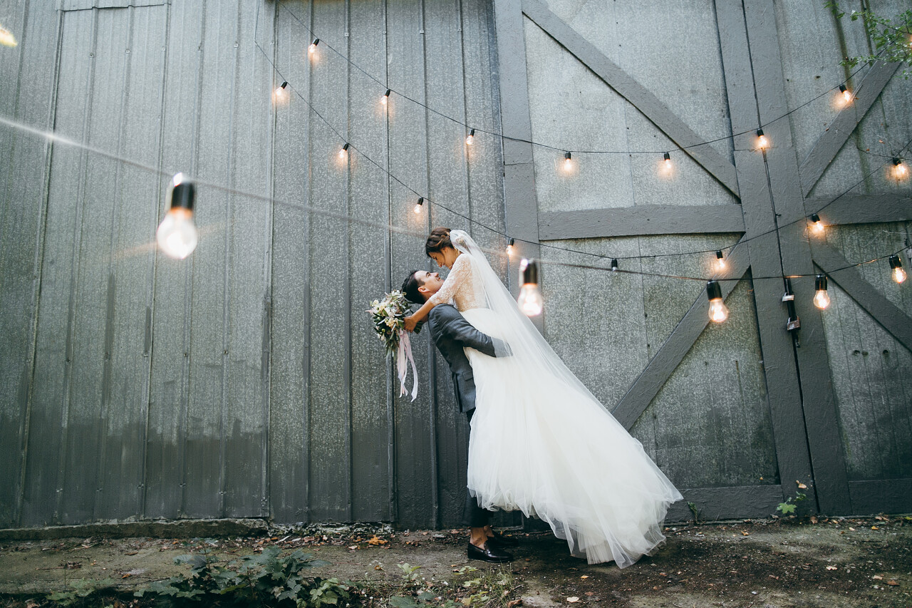 年轻的一对新婚夫妇