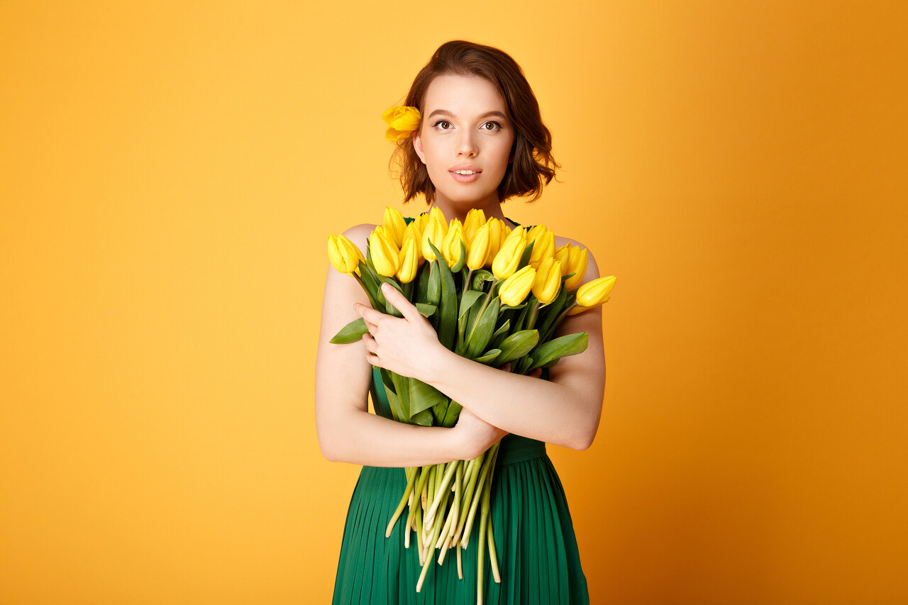 美丽的年轻女子的肖像与黄色郁金香的花束美女三七女生节37女生节三八妇女节38妇女节
