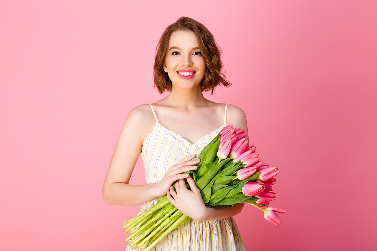 微笑的妇女的肖像持有粉红色的郁金香的花束被隔离粉红色美女三七女生节37女生节三八妇女节38妇女节