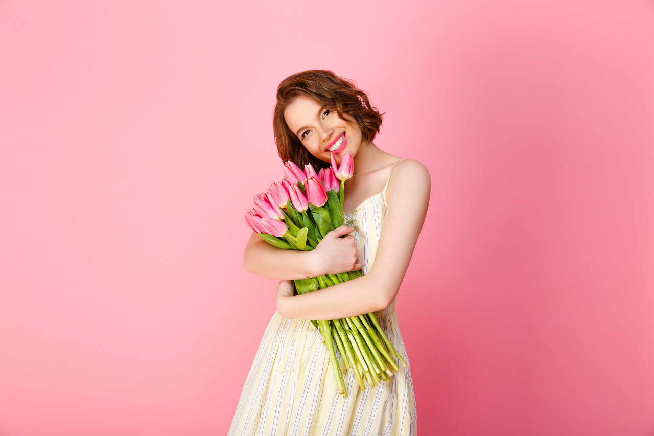 欢快的女人拥抱粉红色的郁金香花束粉红色美女三七女生节37女生节三八妇女节38妇女节