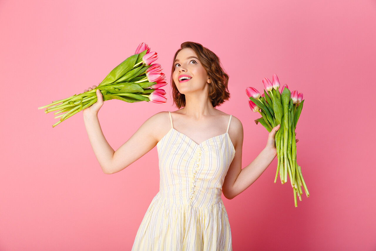 粉红色的郁金香花束的梦幻般的女人肖像美女三七女生节37女生节三八妇女节38妇女节