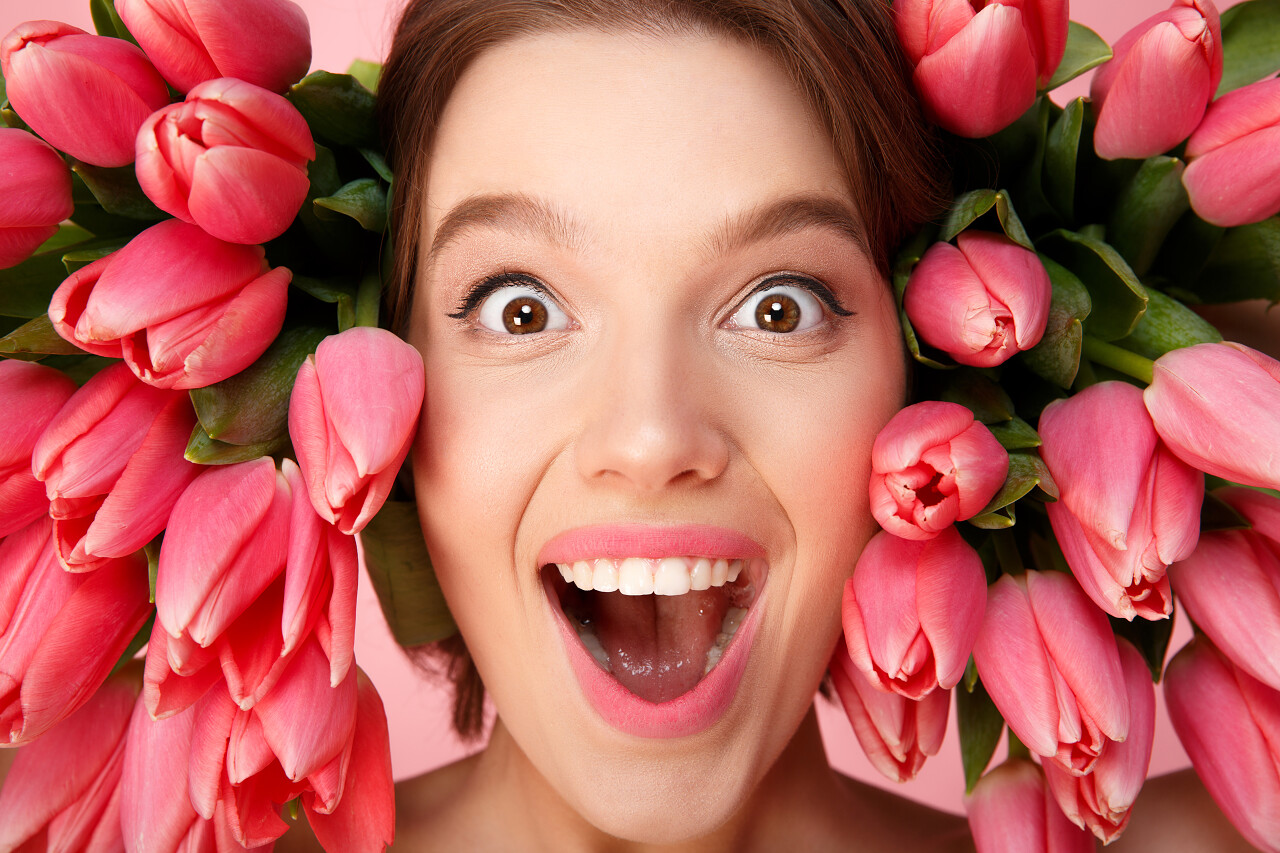 头像年轻兴奋的妇女和粉红色的郁金香周围美女三七女生节37女生节三八妇女节38妇女节