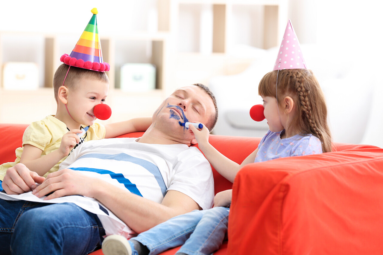 小孩子在对父亲恶作剧愚人节