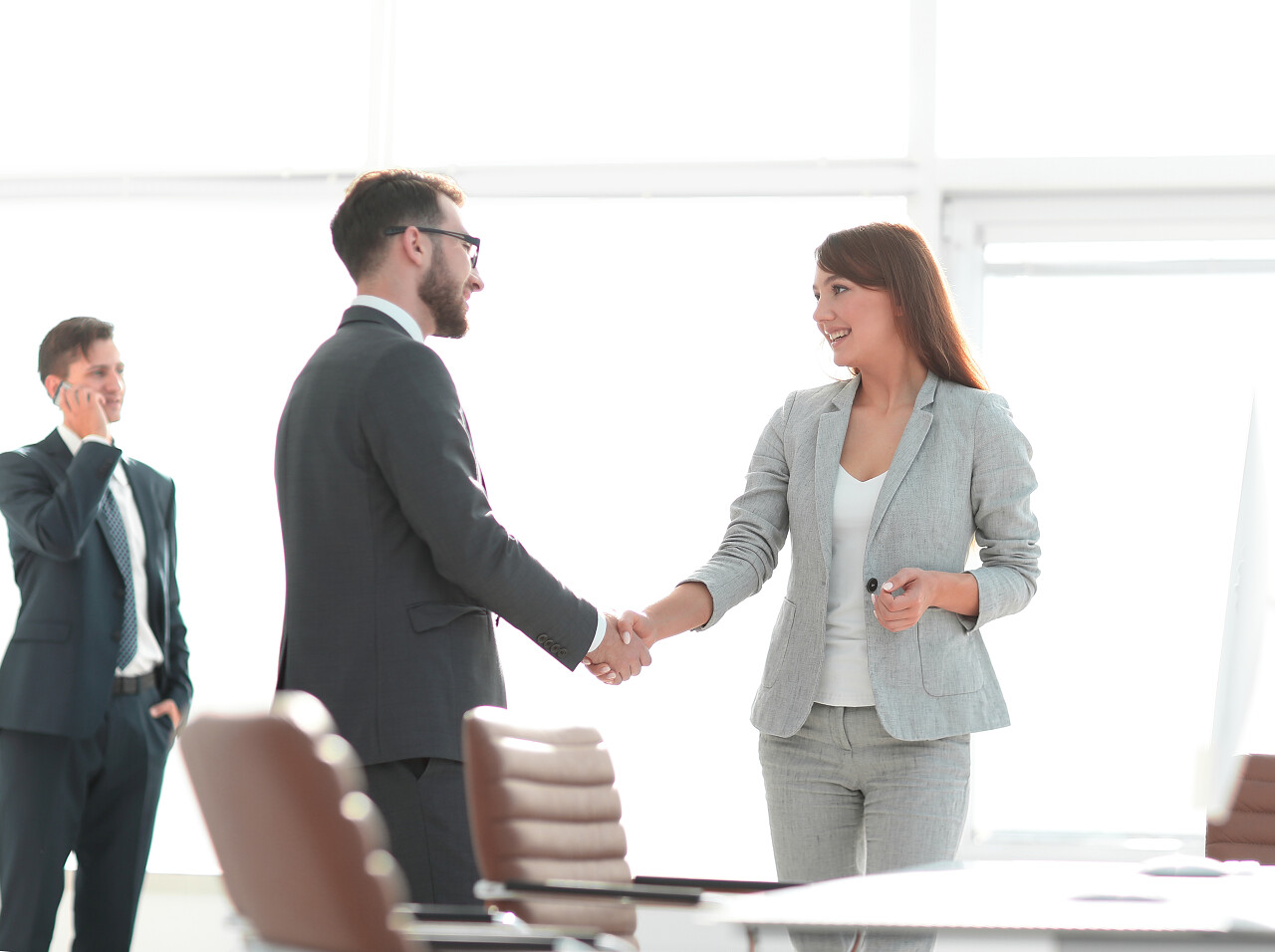 欢迎握手管理器和客户合作团结握手企业团结团结人物合作平台商务人士合作握手