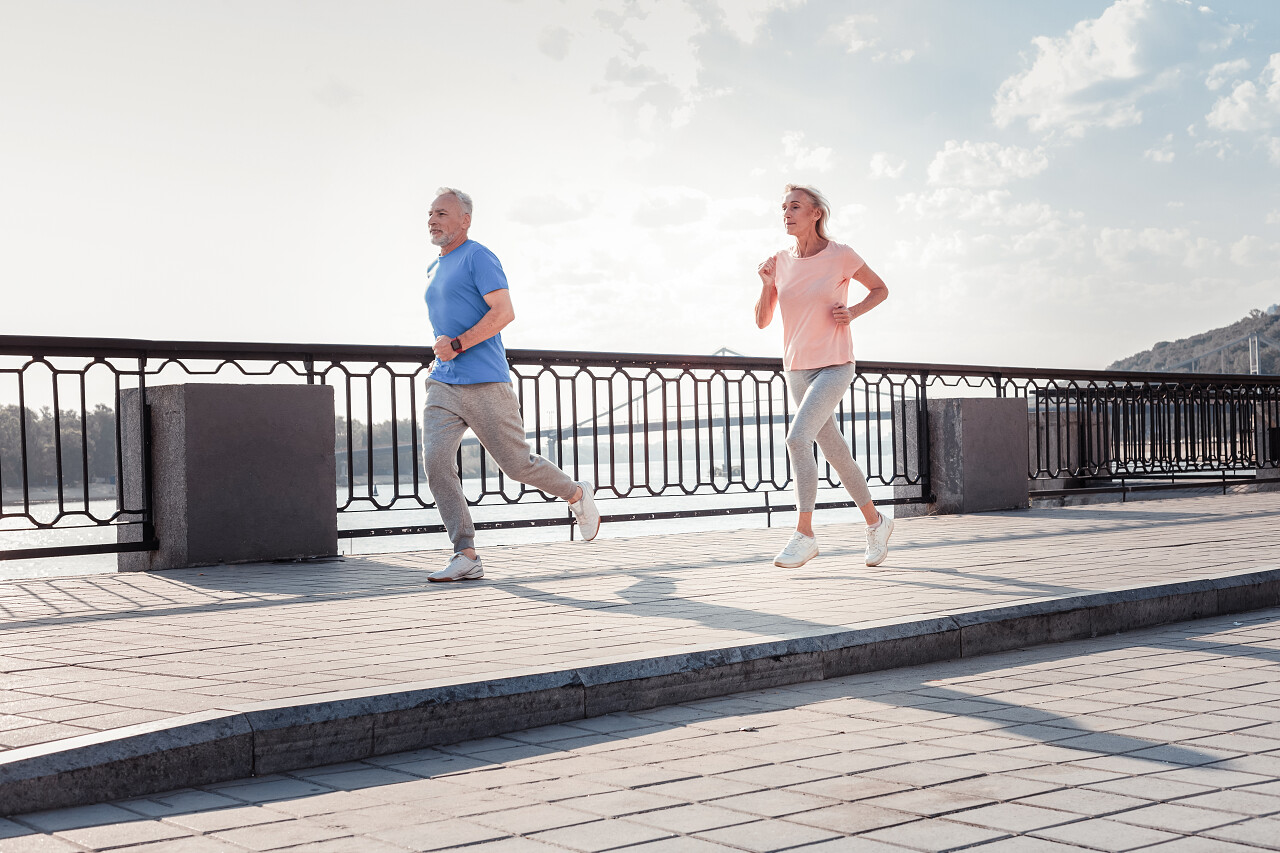 跟我一起跑资深体育负责任的夫妇花费时间一起跑横跨码头和感觉上帝自己.励志老人跑步运动健身跑步