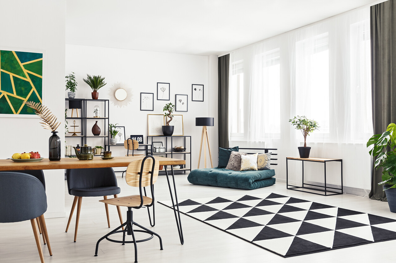 白色的侧面角开放空间室内与木餐桌椅子和沙发