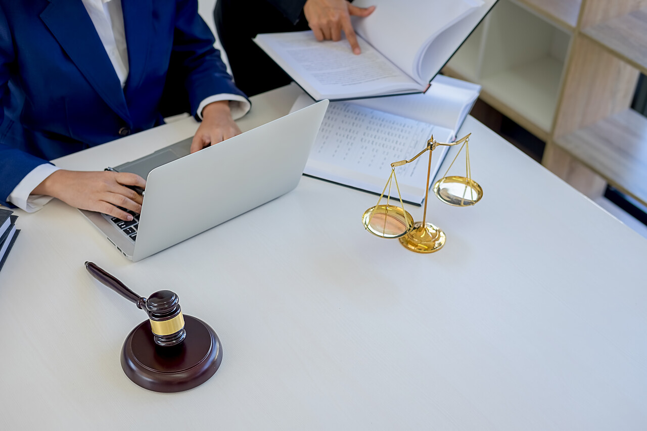 法官与司法律师在律师事务所举行的小组会议背景