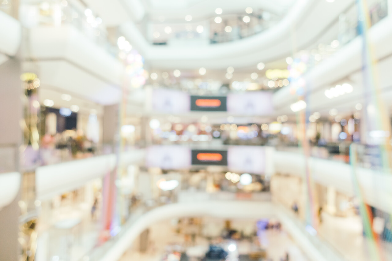 百货商店内部商场背景的模糊和分散