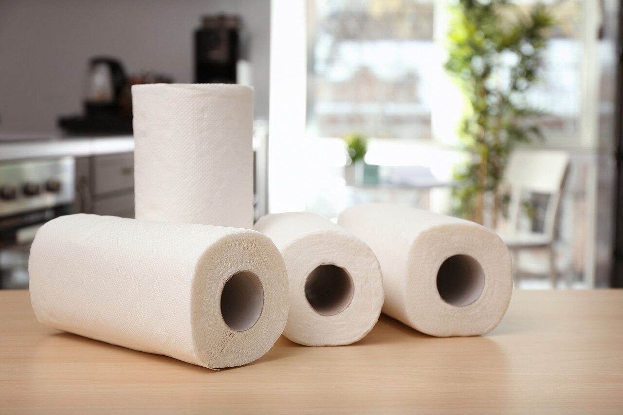 室内桌上的纸巾卷