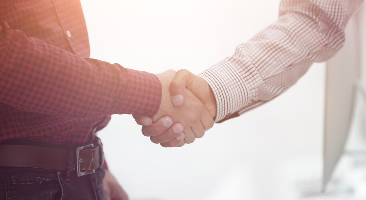 两位同事握手的特写. 合作理念合作团结握手企业团结团结人物合作平台商务人士合作握手