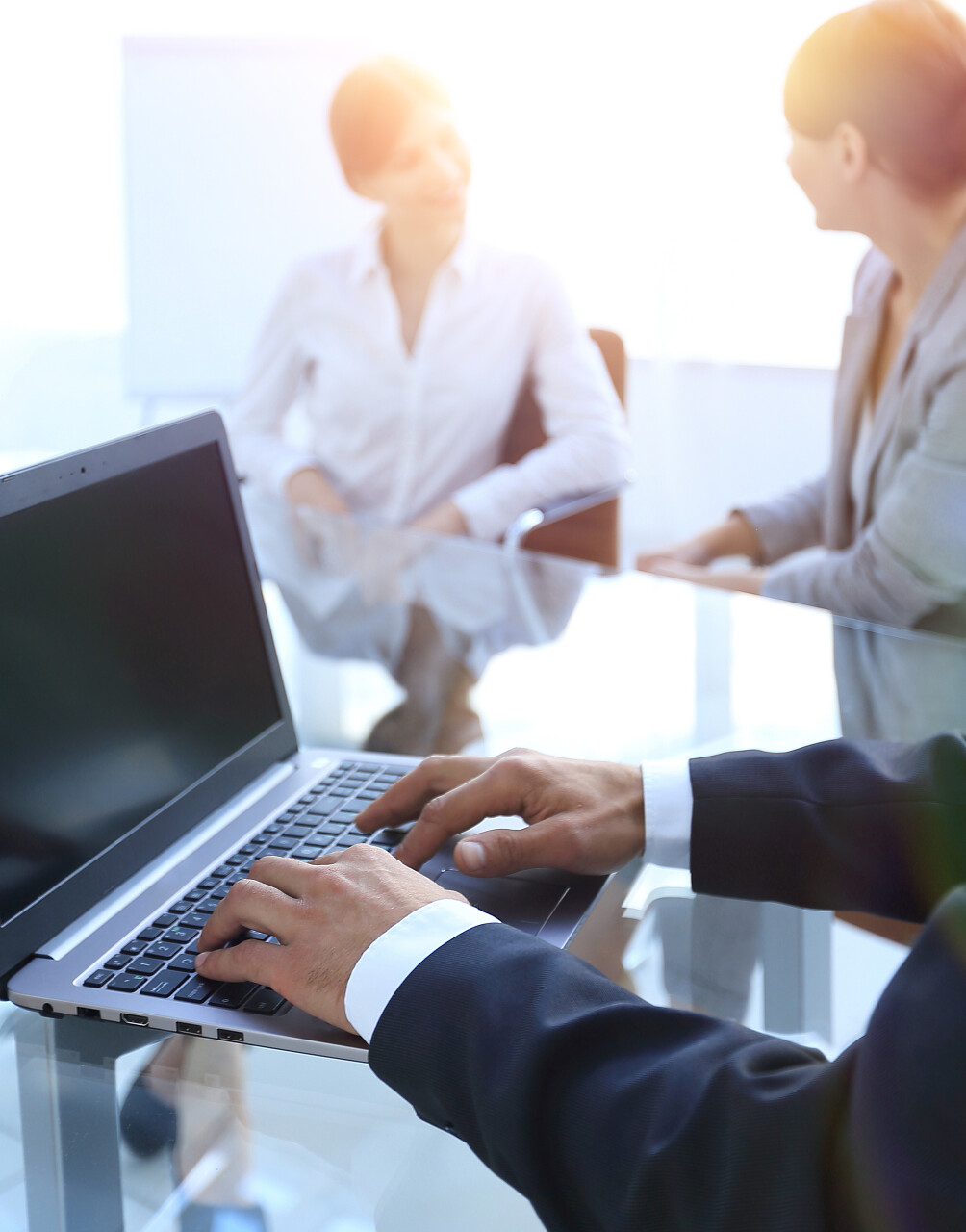 商人在笔记本上打字的特写 办公室的背景图片