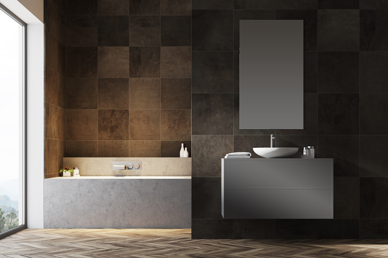 深色瓷砖浴室内有木地板浴缸灰色一个狭窄的垂直镜子水槽