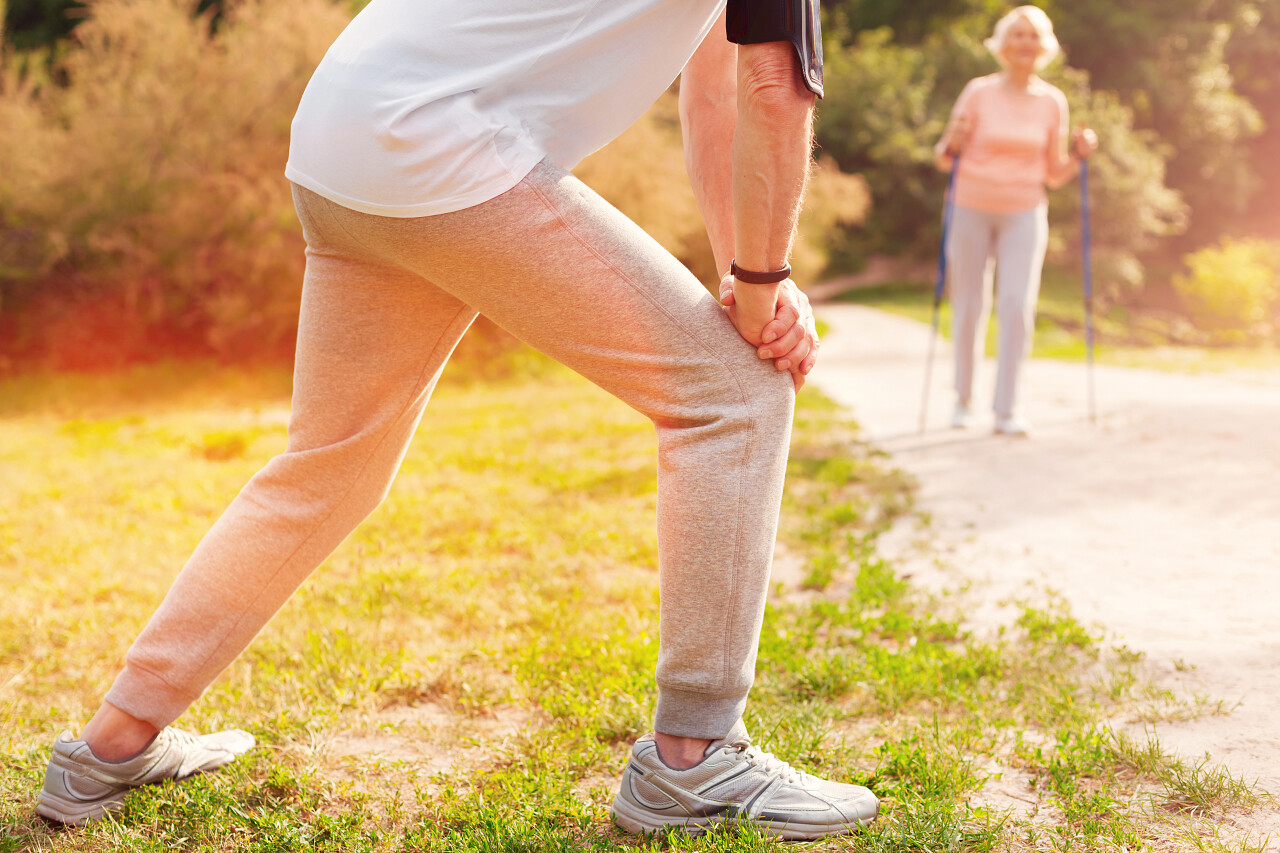 男子在户外准备热身老人跑步运动健身跑步公园健身
