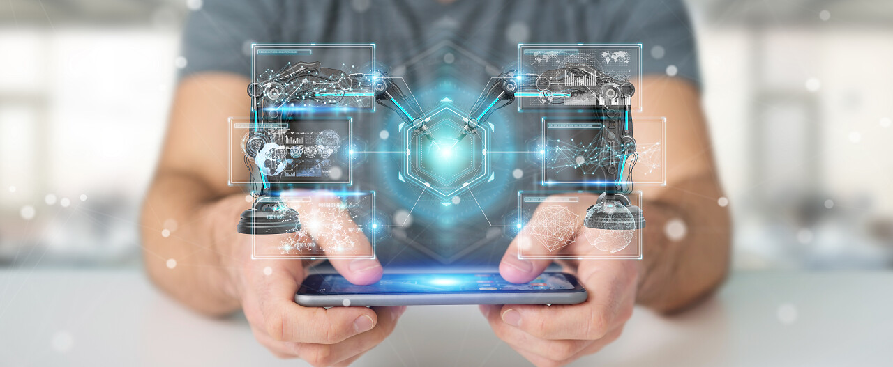 商人在模糊的背景下使用机器人手臂与数字屏幕