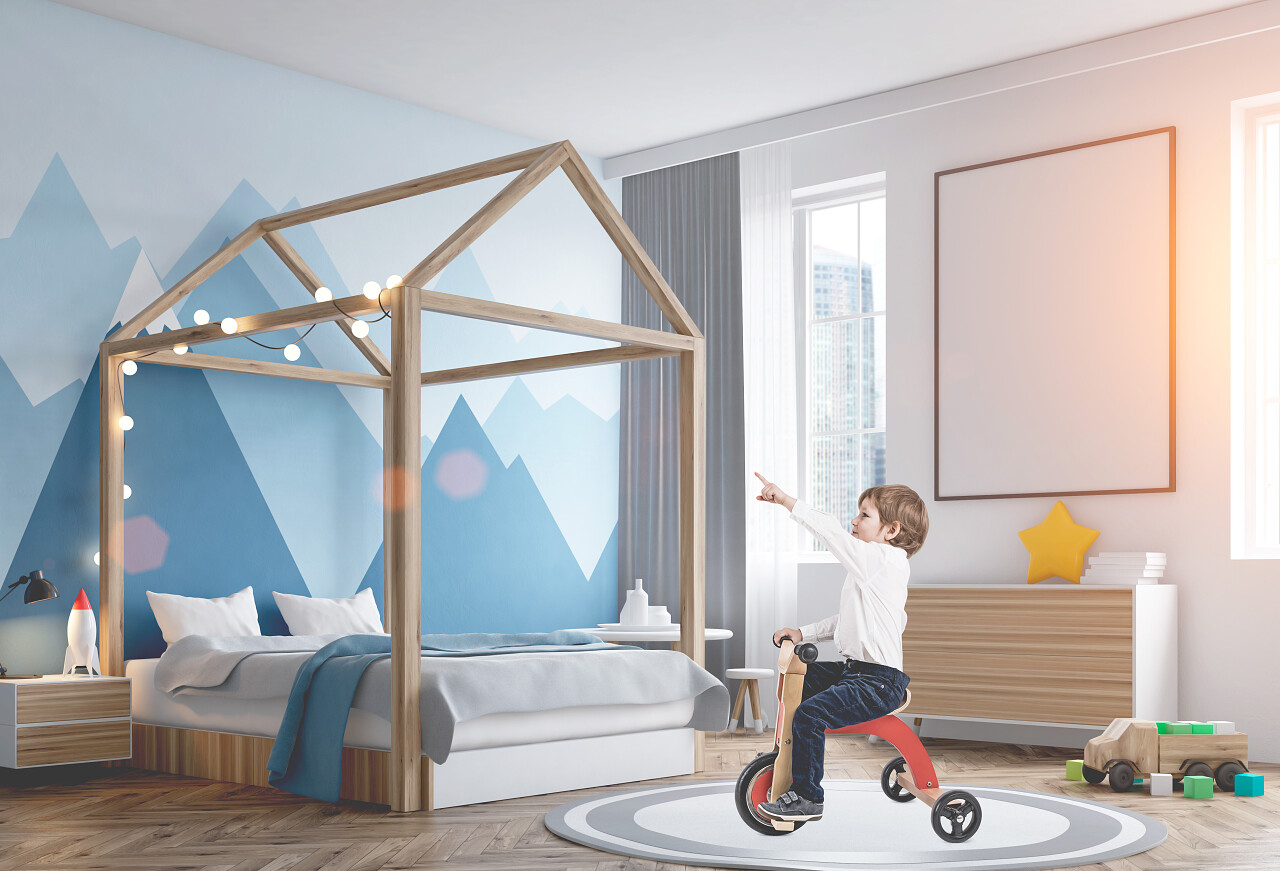 可爱的小男孩在室内骑车