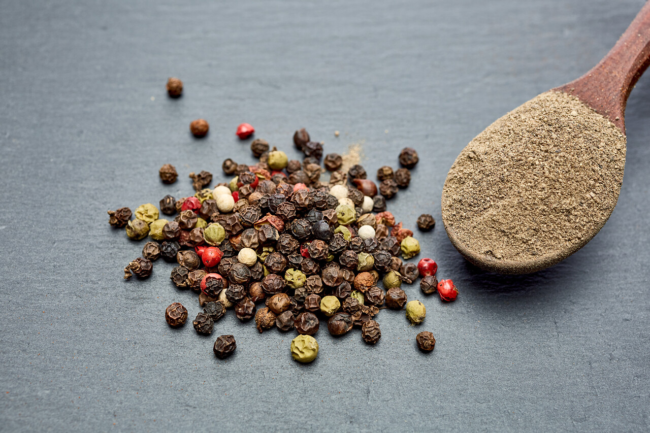 中国辣椒的花椒和木勺都是在黑色板岩石材板上