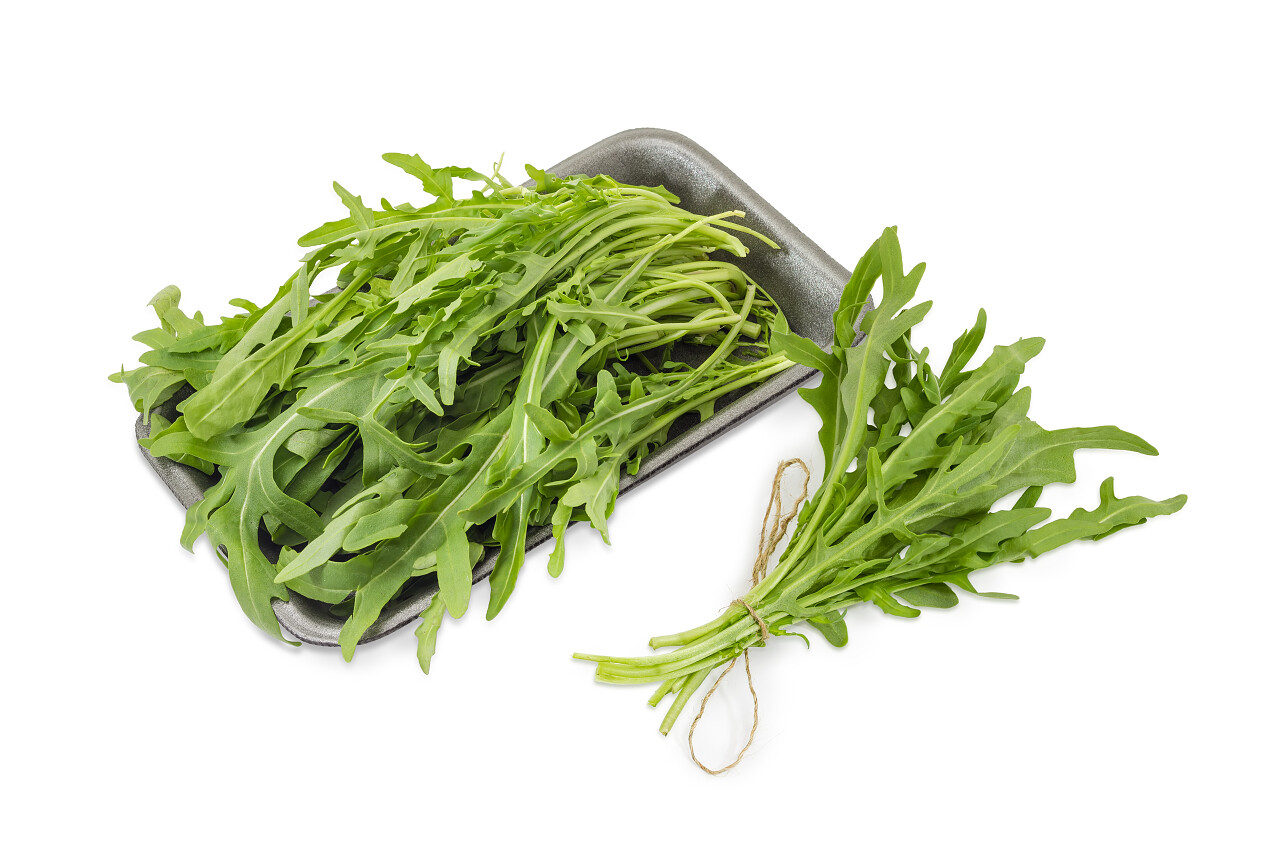 新鲜的芝麻菜的叶子缠绕着麻绳