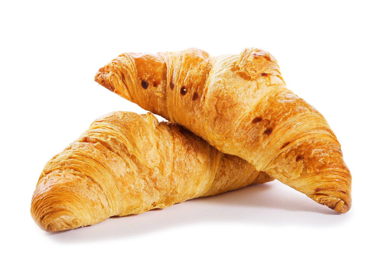 白色背景的新鲜羊角面包