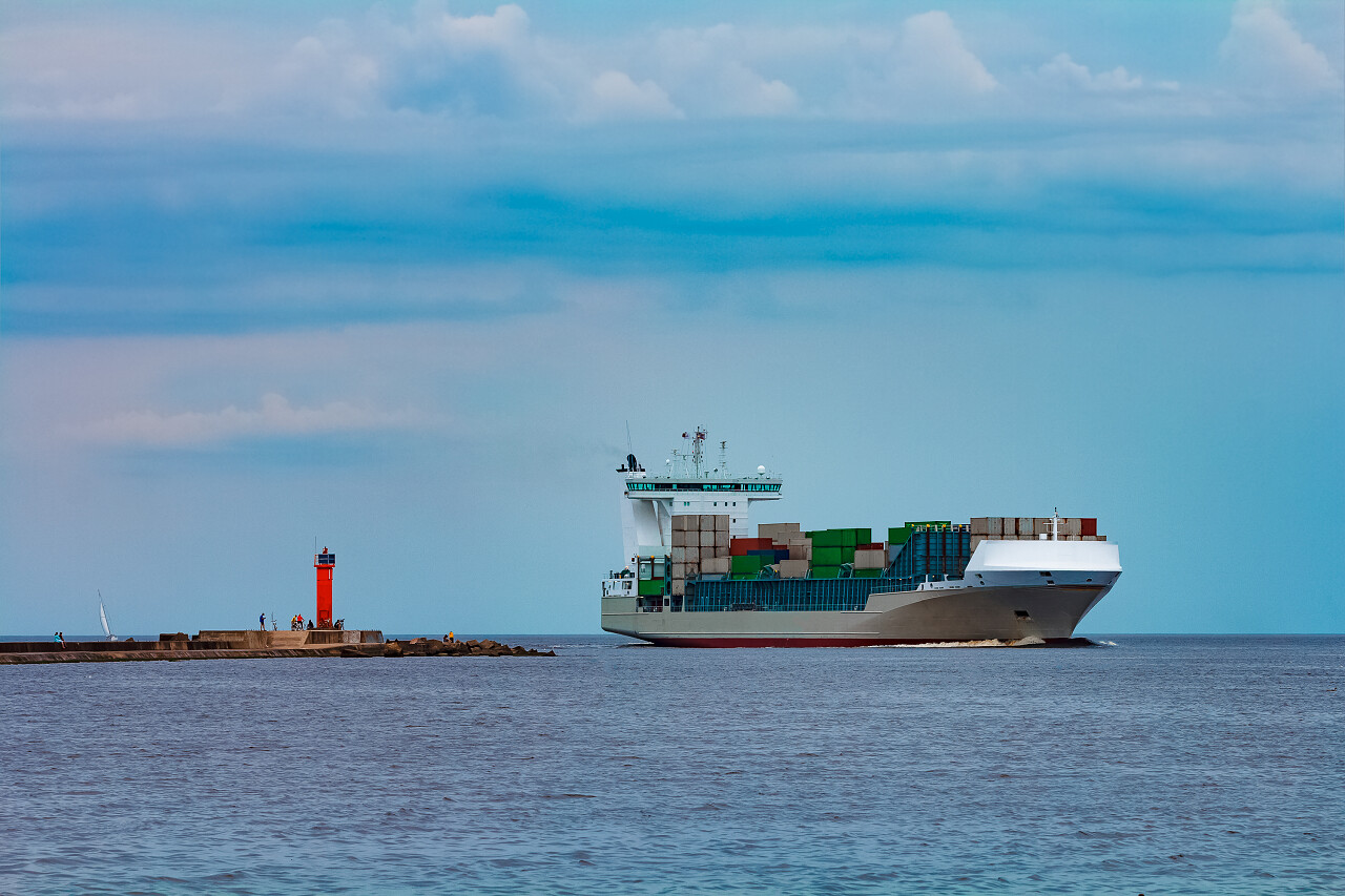 灰色的集装箱里运输着物流和进口的东西物流平台