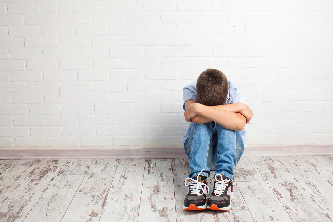 伤心的少年在学校遇到了问题沮丧情绪沮丧人物焦虑烦躁恼火烦躁困扰自闭症日