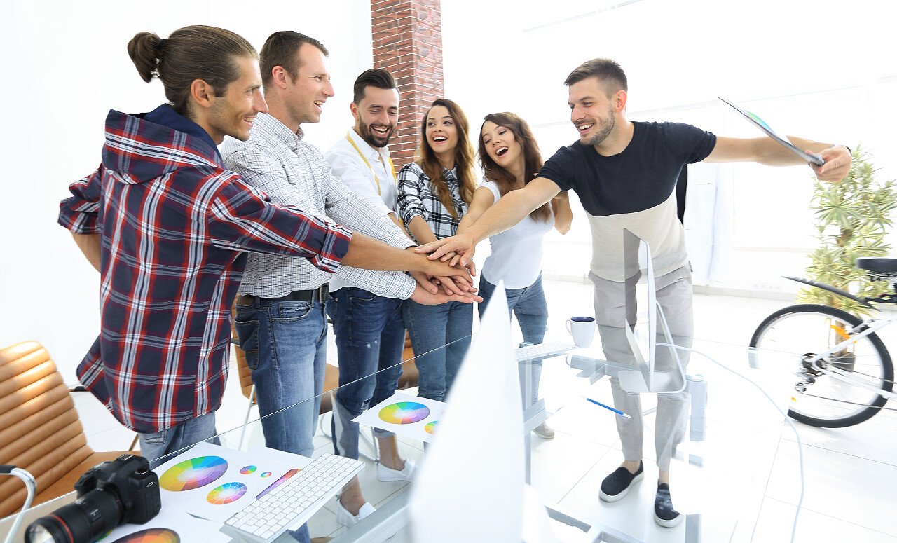 在创意工作室与同事握手团队加油开心幸福团队团结握手企业团结团结人物团队交流沟通会议