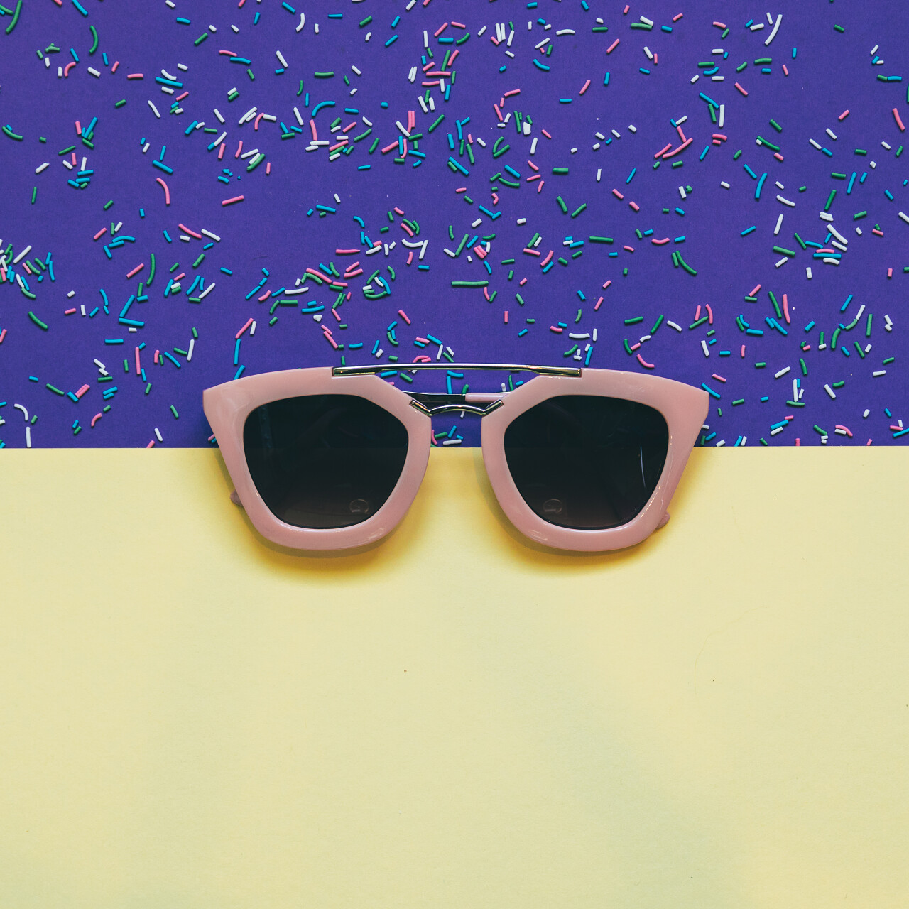 粉红色的太阳镜