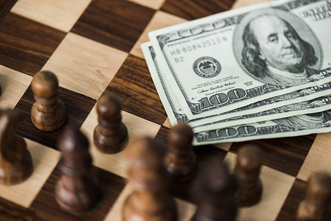 棋盘上有现金和黑棋子