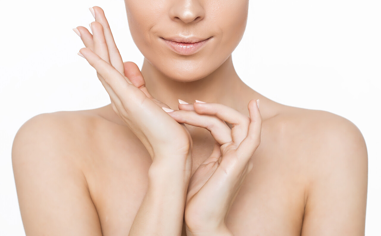 美丽女人在做皮肤护理补水