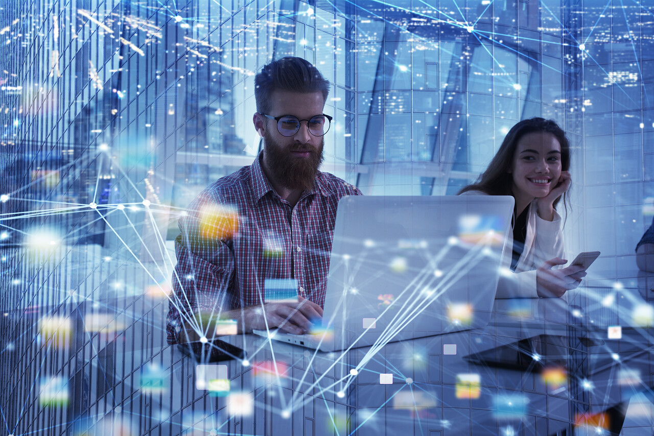 办公室里的商人在连接互联网上