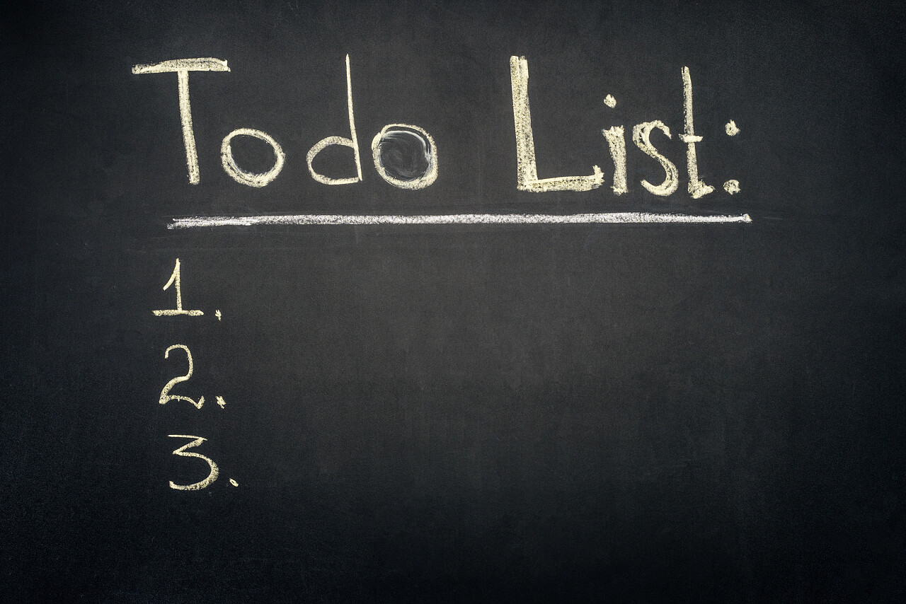 在黑暗的黑板上写下数字