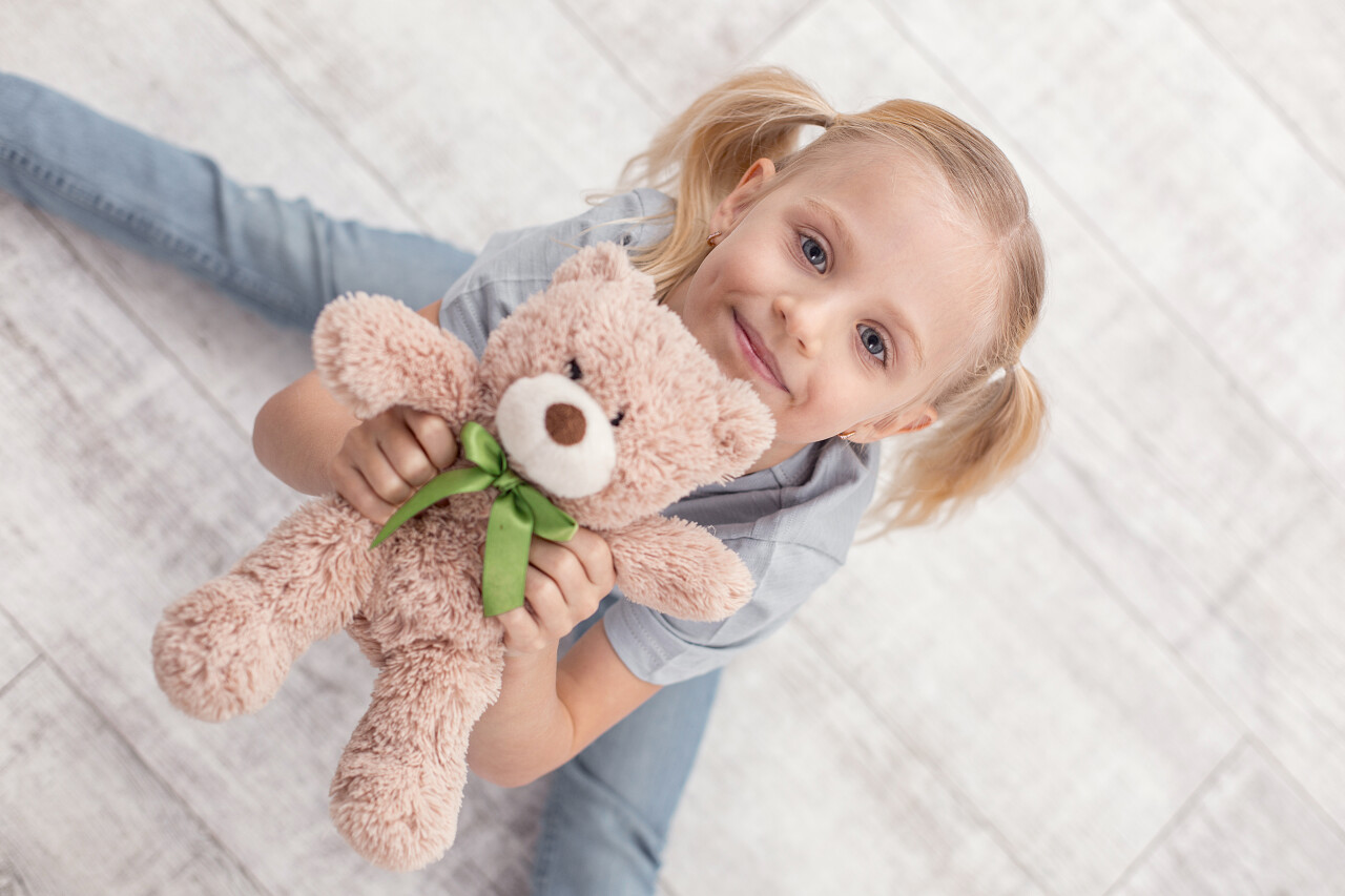 在微笑和看照相机时高兴热情精力充沛的女孩