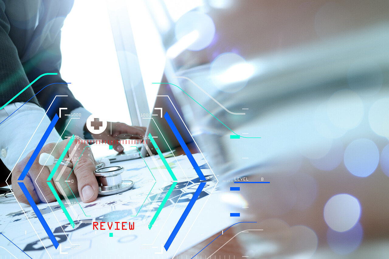 医生在用笔记本电脑数码片医疗平台