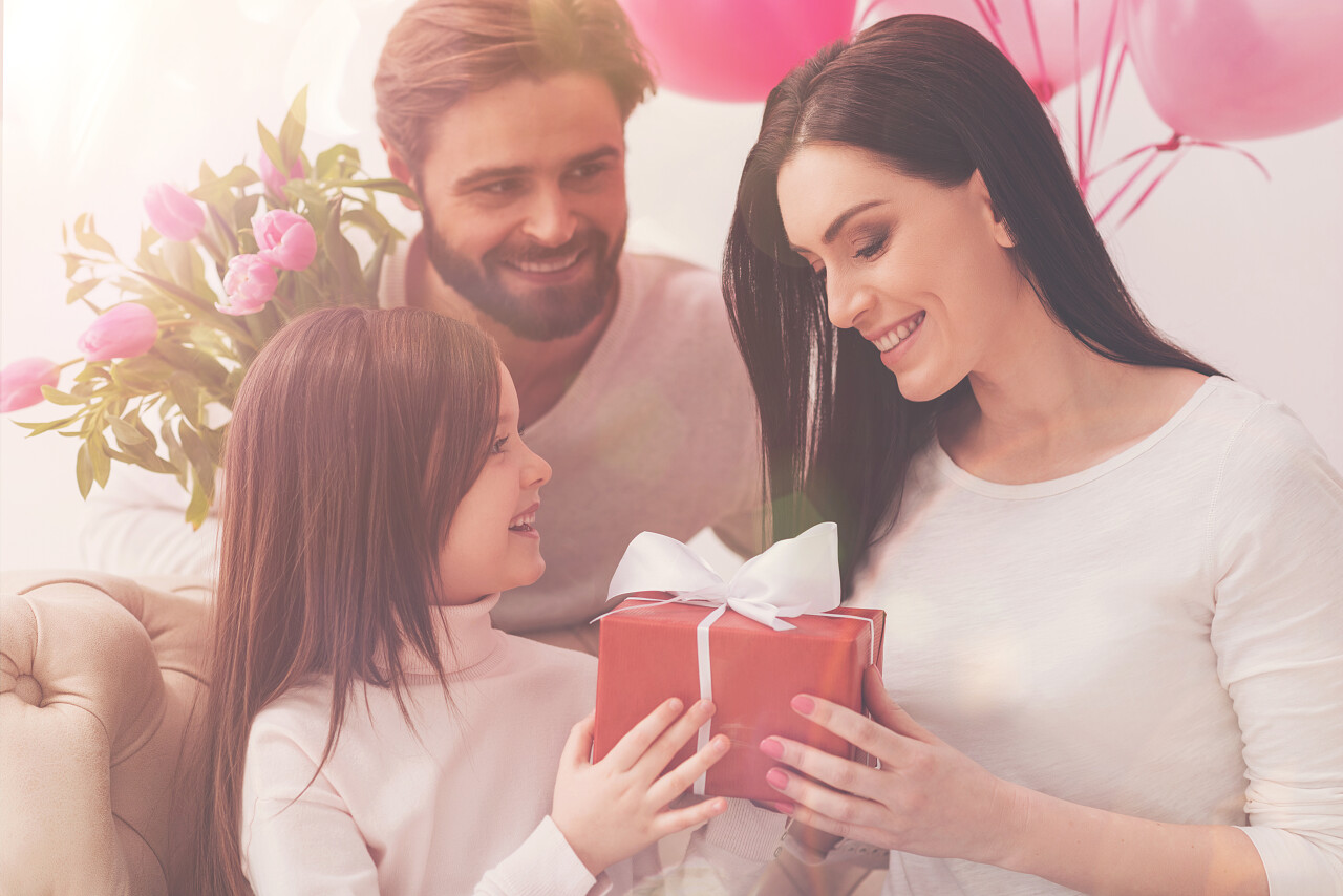 女孩抱着一个可爱的盒子准备送给她的母亲三八妇女节38妇女节