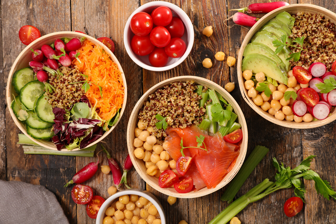 桌上有不同健康膳食的碗