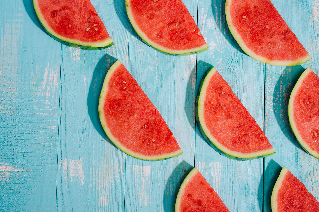 蓝木桌上的西瓜片