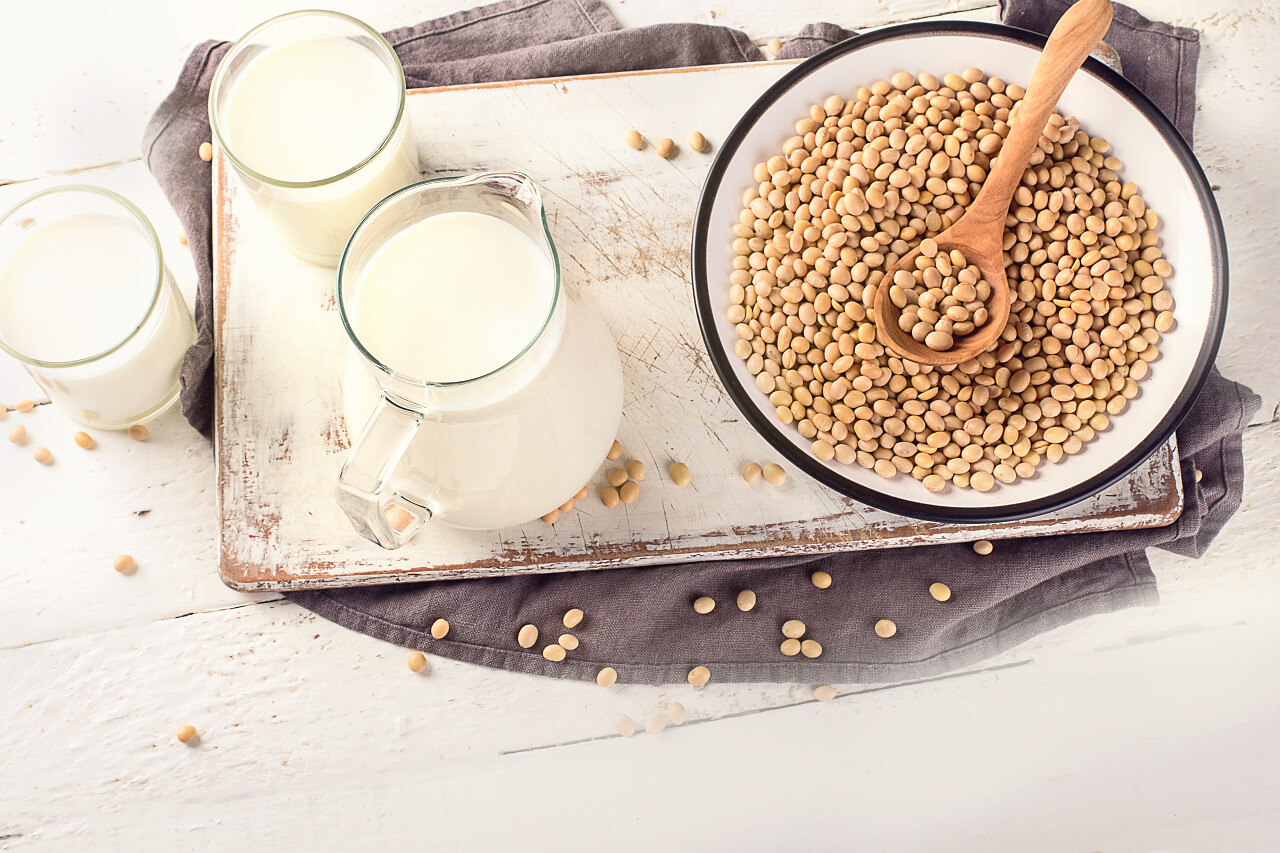 在木桌上的豆浆和大豆的素食