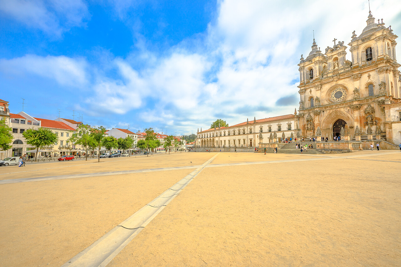 教堂和修道院是葡萄牙的第一座哥特式建筑