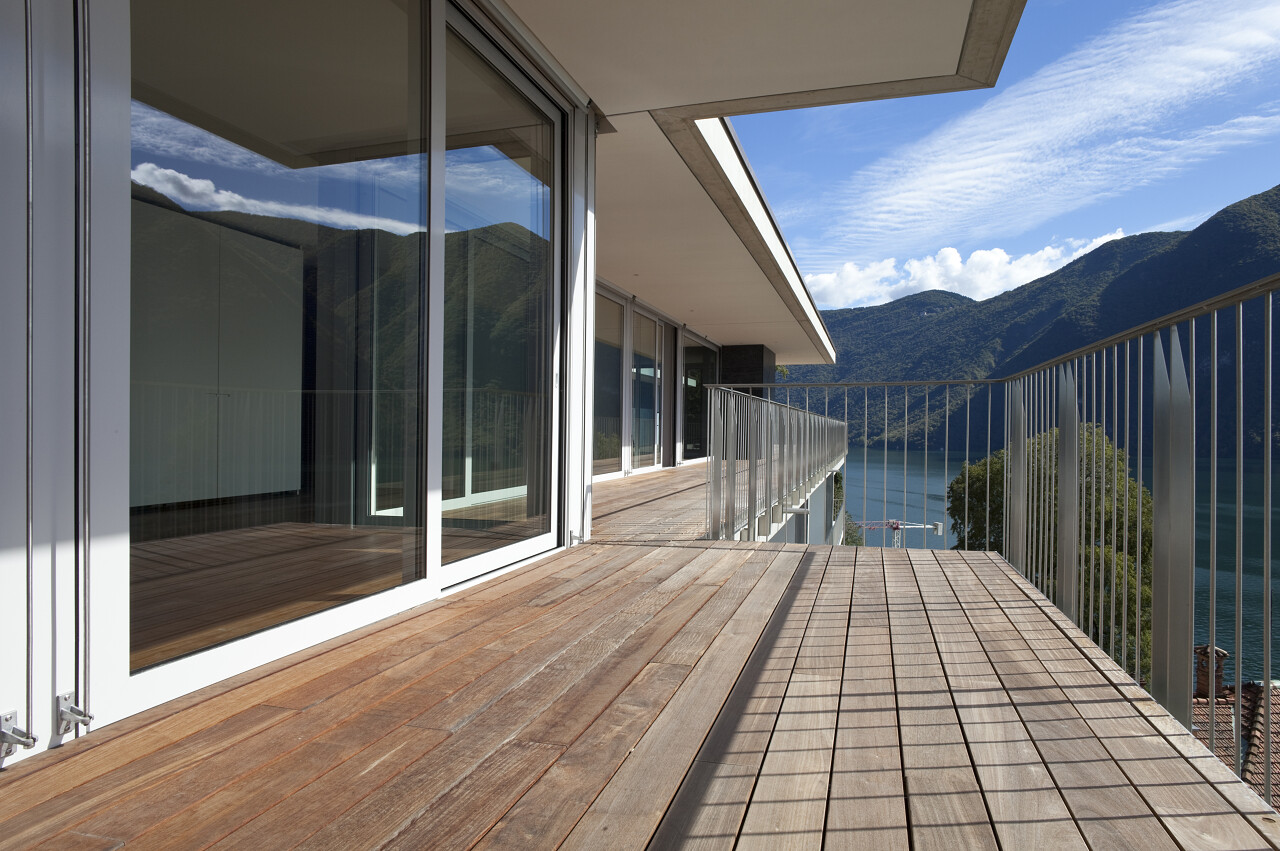 美丽的阁楼与湖景