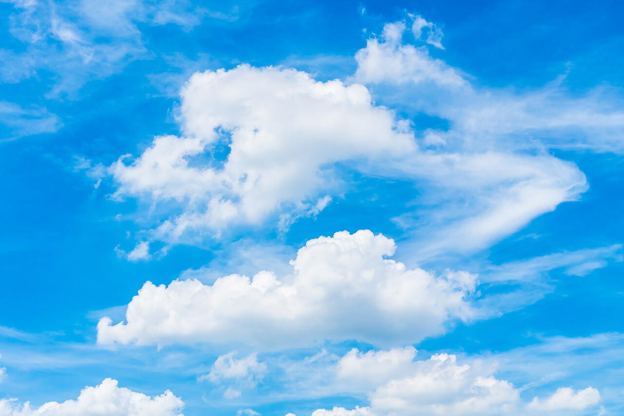 美丽的白色云的蓝蓝的天空背景上