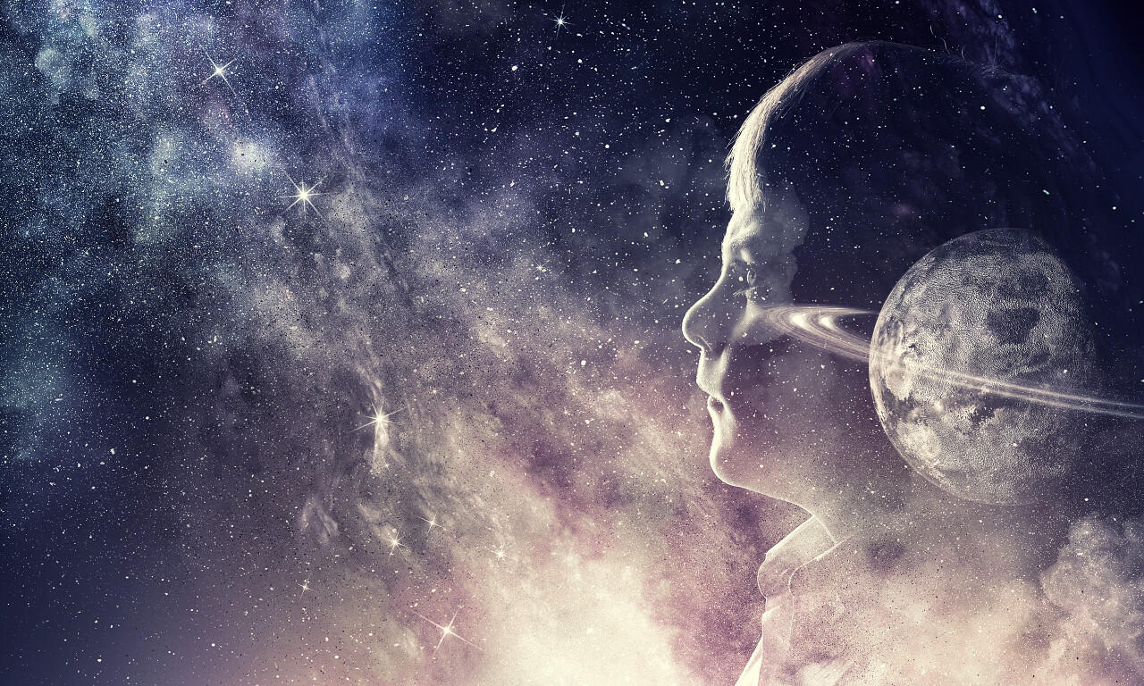 双重曝光的男孩和星空背景混合图层