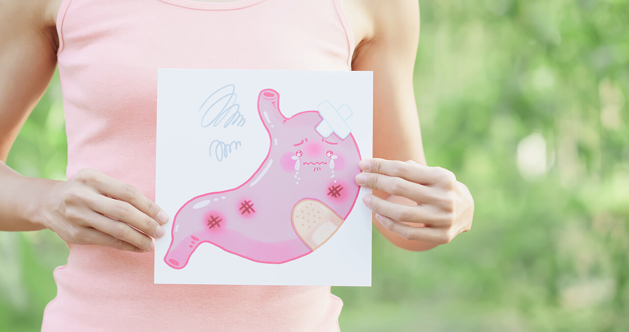 妇女与胃广告牌在绿色背景上