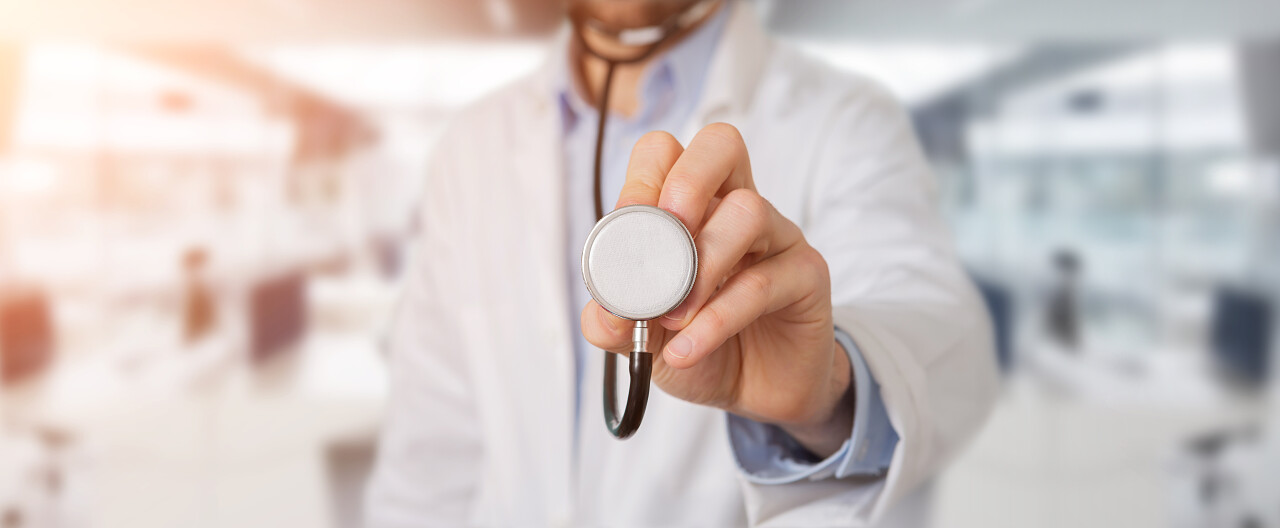 医院使用听诊器的照片