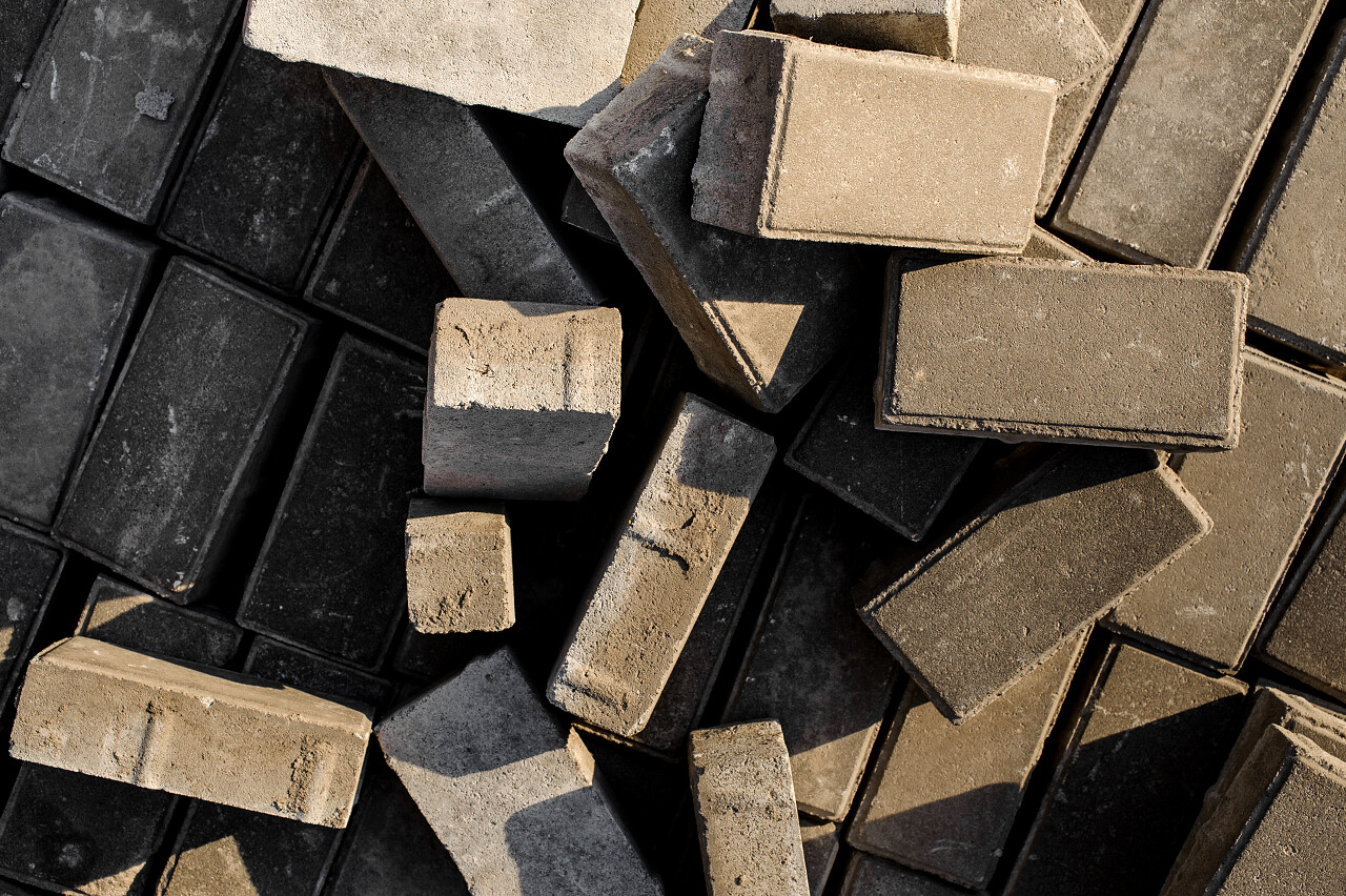 太阳光下随机散布的灰色建筑砖