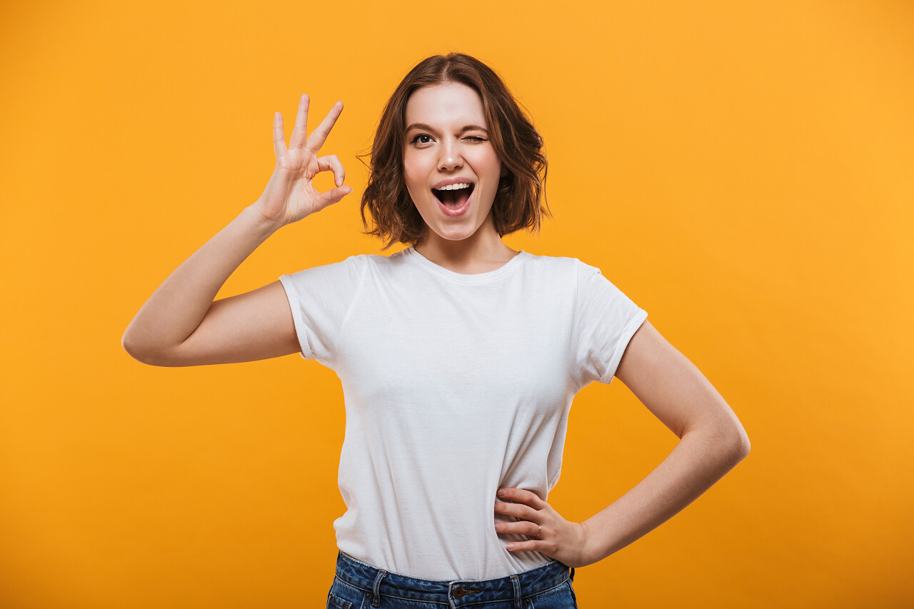 快乐年轻女子摆着OK手势