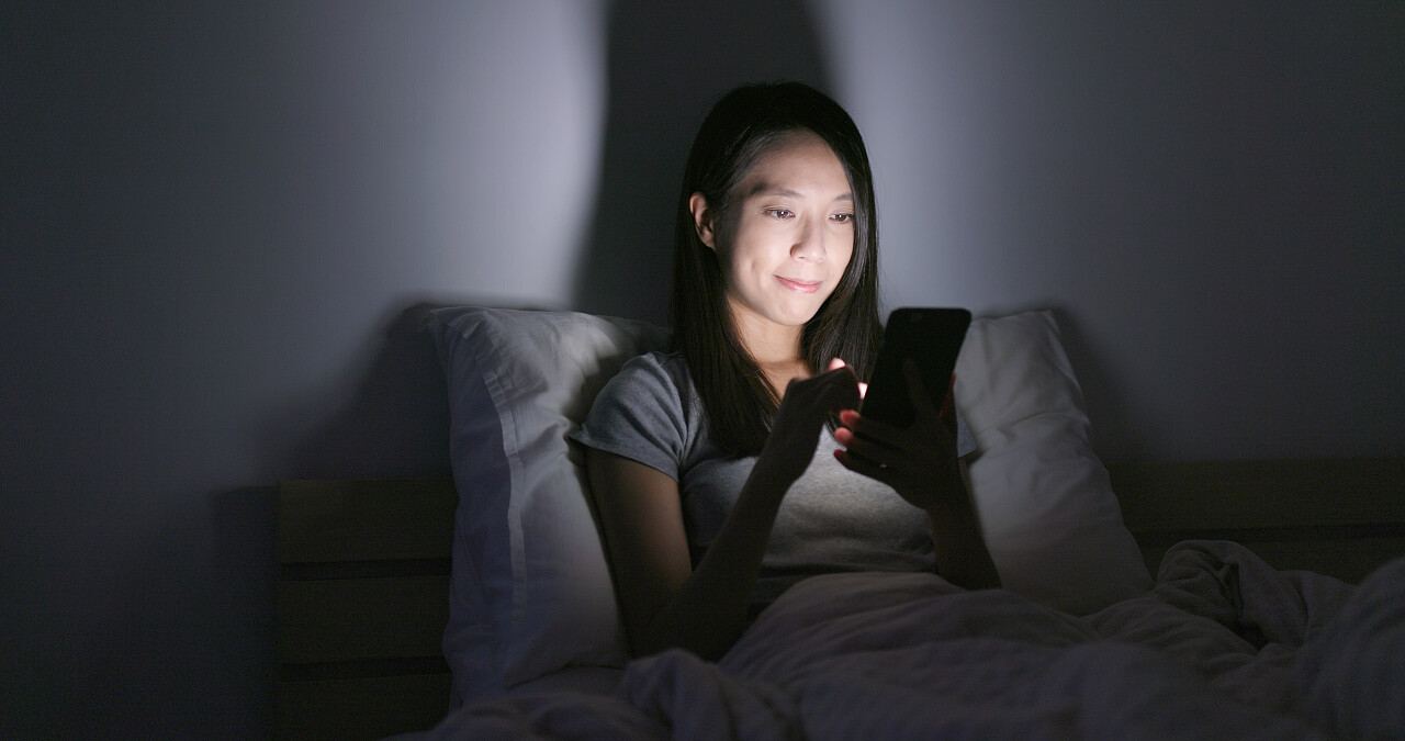 关灯后使用手机