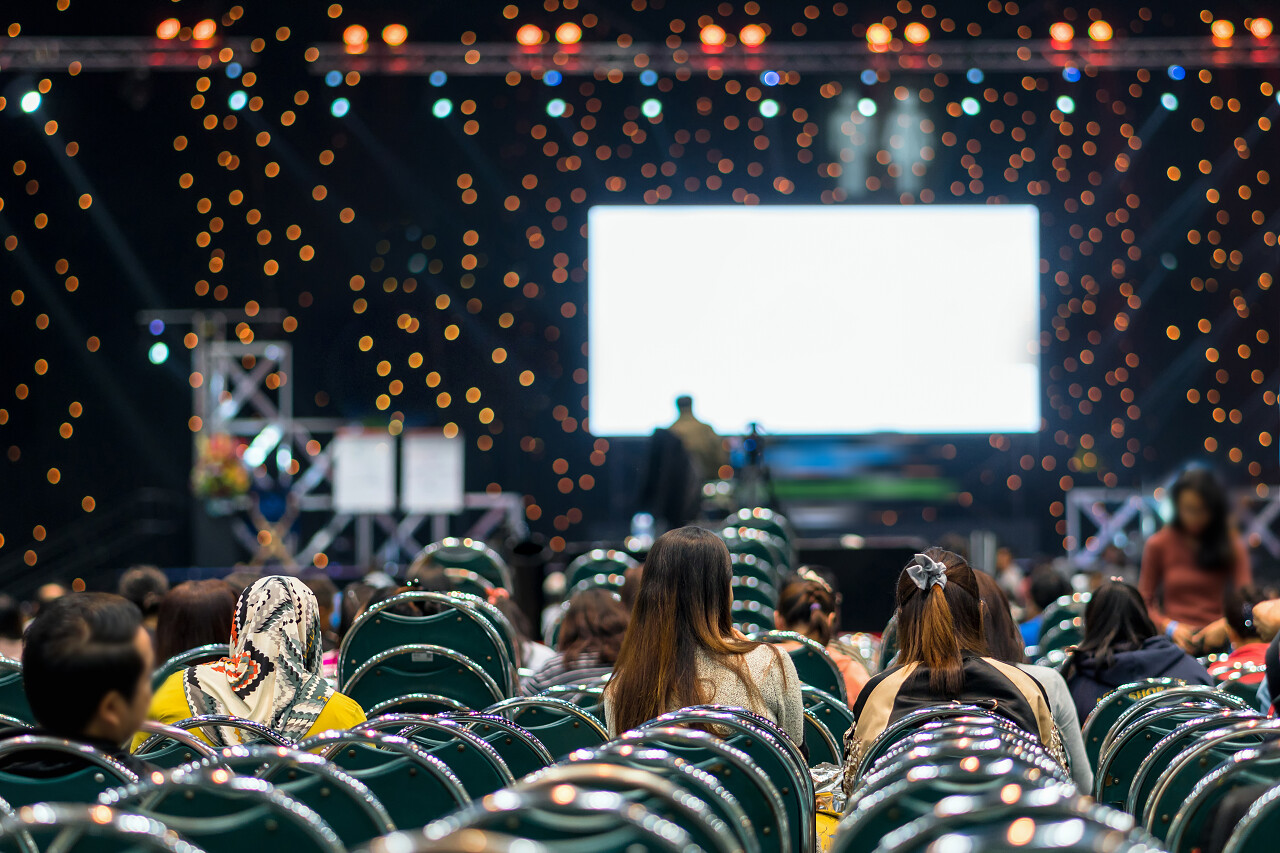 在会议大厅或研讨会上的观众后视图年会