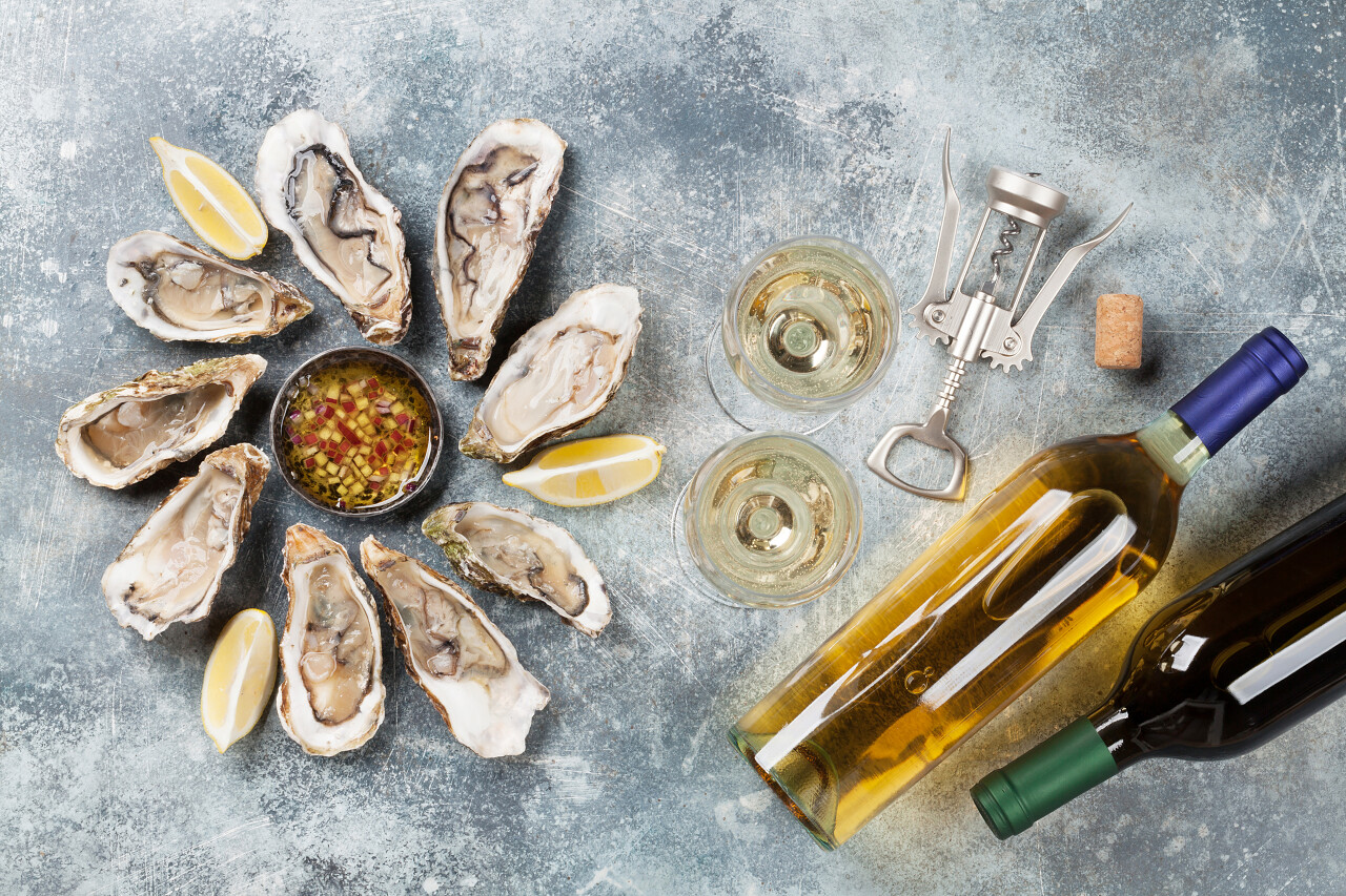 石桌上的新鲜牡蛎和白葡萄酒部视图