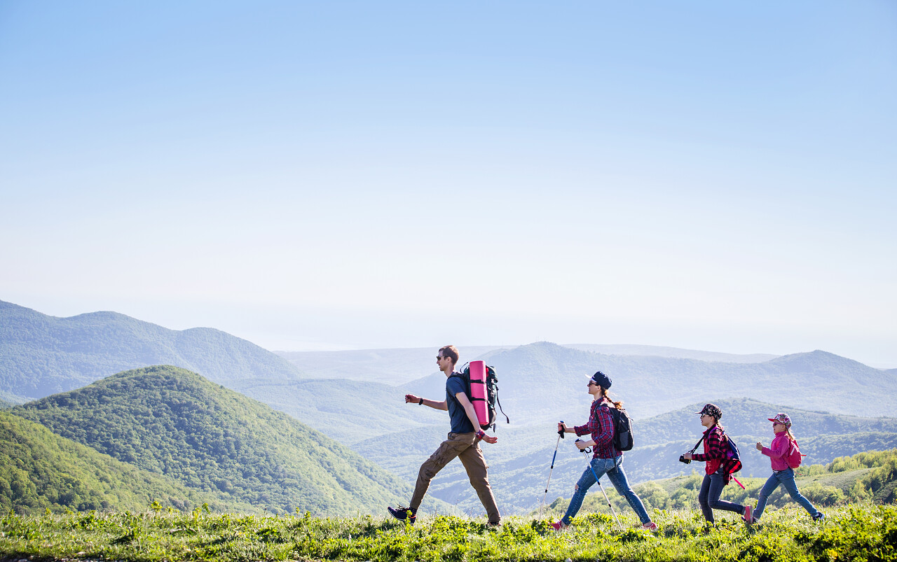 有两个孩子的家庭徒步穿越群山