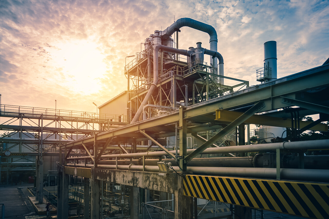夕阳背景下工业厂房管道及管架