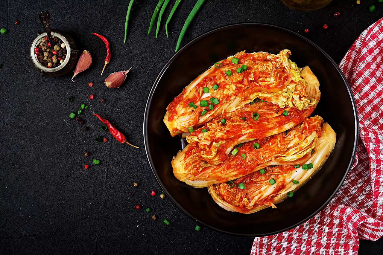 黑盘子泡菜白菜的顶部视图